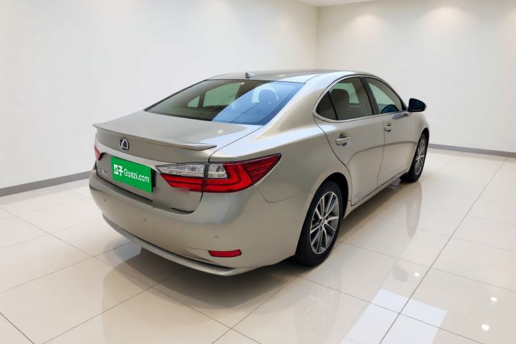 Used Lexus ES 2015 300h Comfort Edition Rear Right 45 Deg