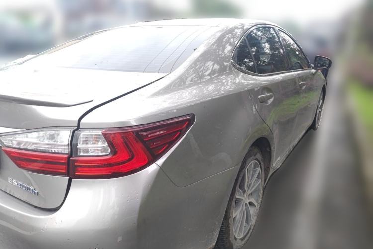 Used Lexus ES 2015 300h Comfort Edition Rear Right 45 Deg