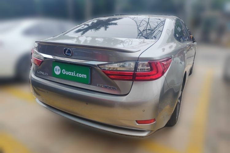 Used Lexus ES 2015 300h Comfort Edition Rear Right 45 Deg