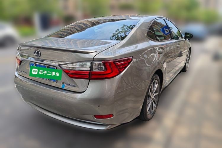 Used Lexus ES 2015 300h Comfort Edition Rear Right 45 Deg