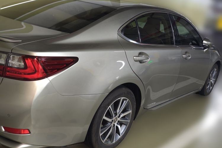 Used Lexus ES 2015 300h Comfort Edition Rear Right 45 Deg