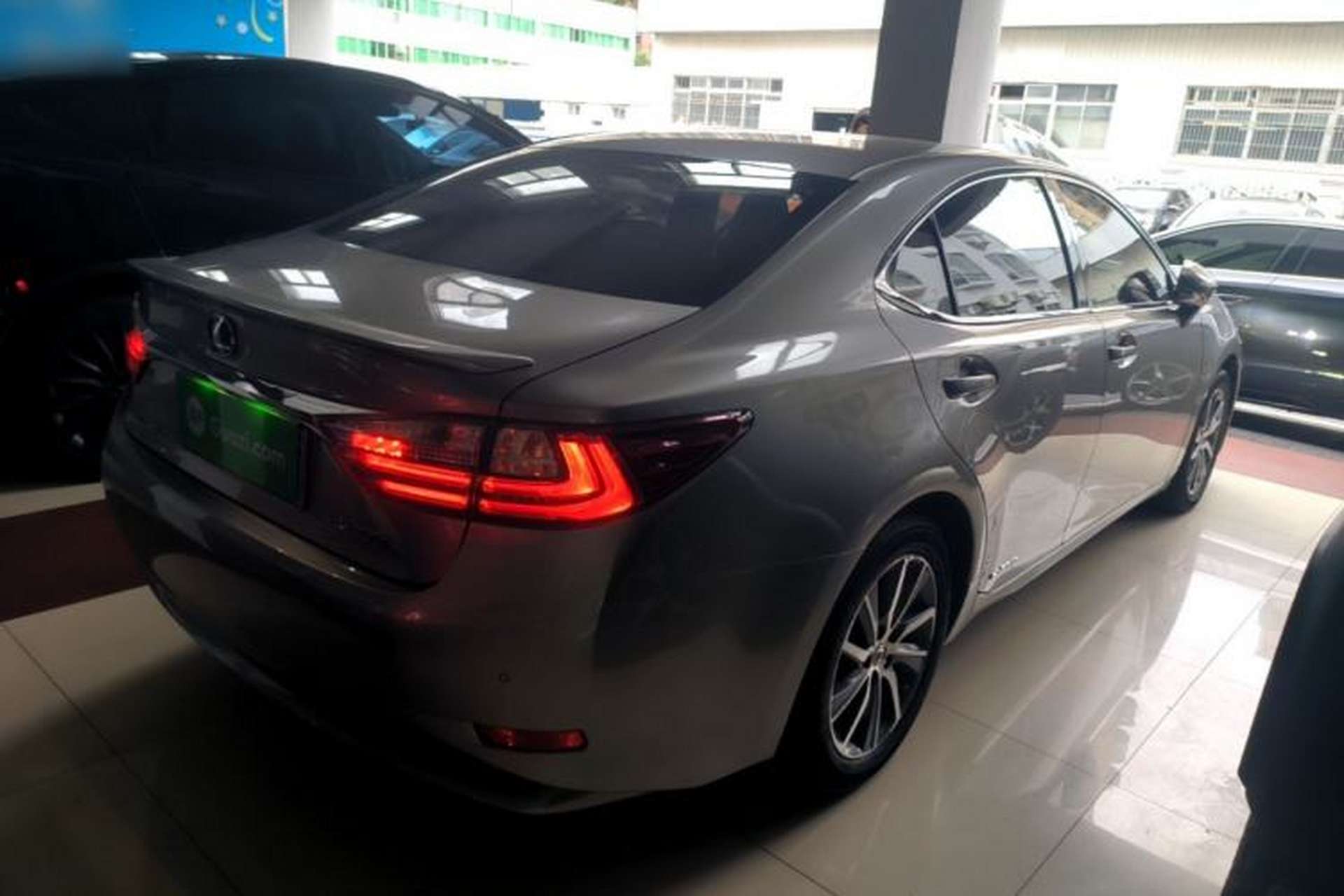 Used Lexus ES 2015 300h Luxury Edition Rear Right 45 Deg
