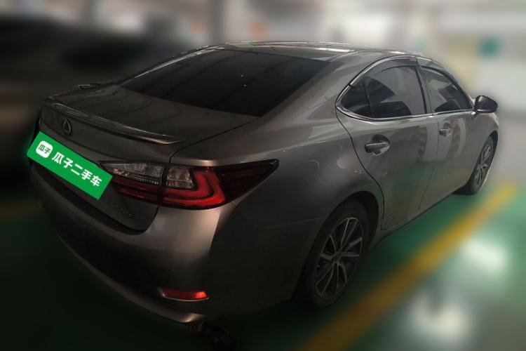 Used Lexus ES 2015 300h Comfort Edition Rear Right 45 Deg