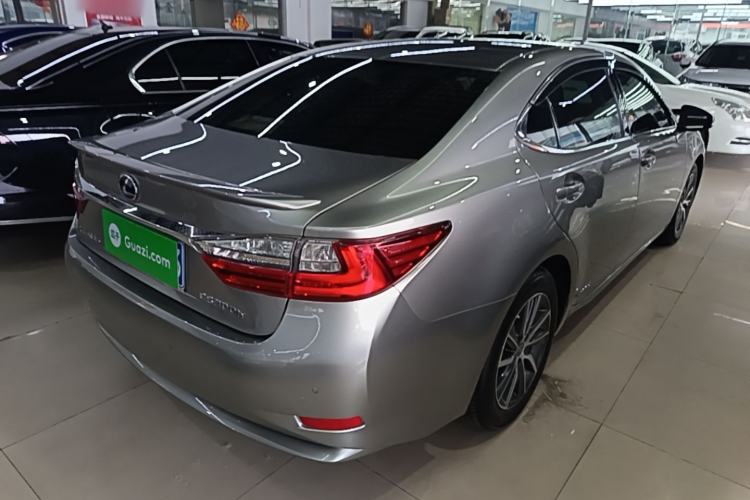 Used Lexus ES 2015 300h Comfort Edition Rear Right 45 Deg