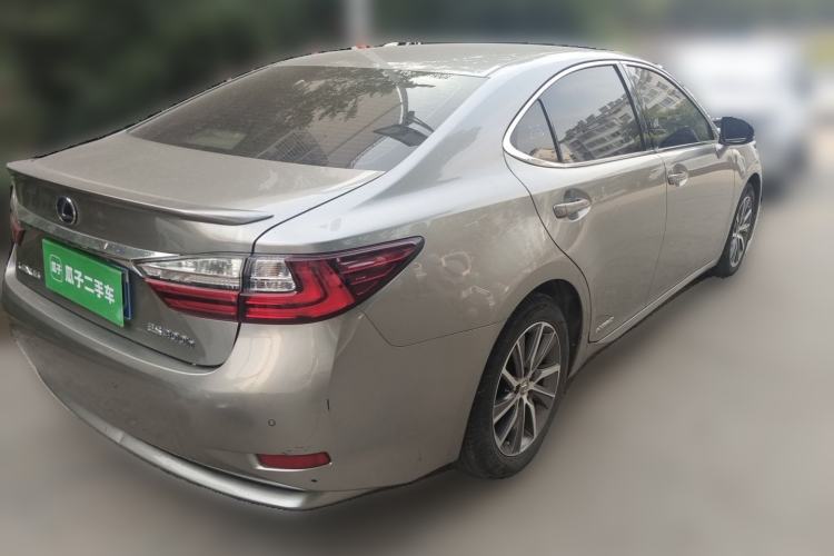 Used Lexus ES 2015 300h Comfort Edition Rear Right 45 Deg