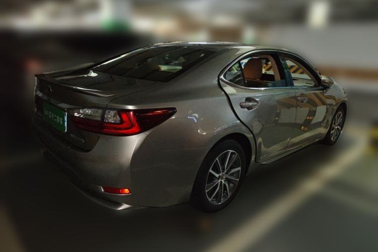 Used Lexus ES 2015 300h Comfort Edition Rear Right 45 Deg