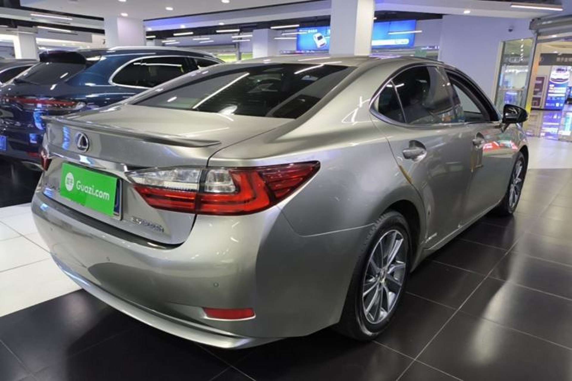 Used Lexus ES 2015 300h Comfort Edition Rear Right 45 Deg