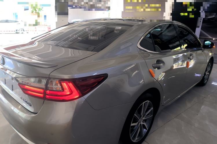 Used Lexus ES 2015 300h Comfort Edition Rear Right 45 Deg