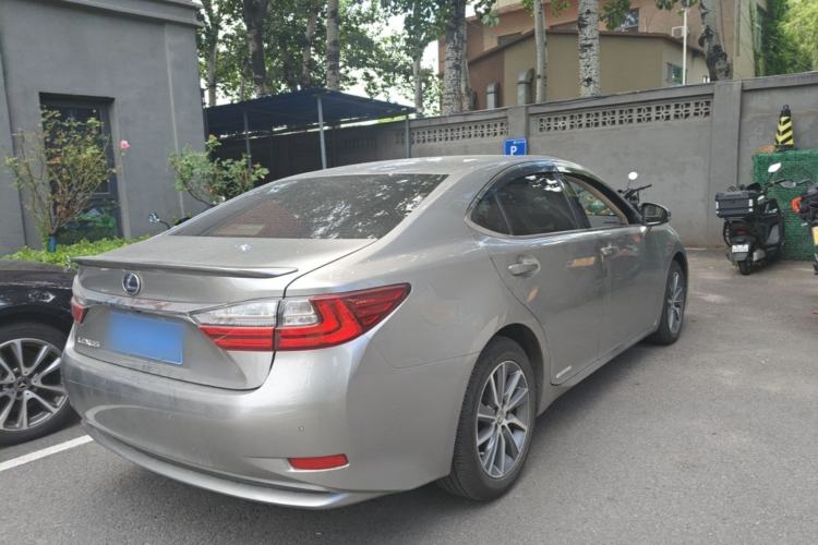 Used Lexus ES 2015 300h Luxury Edition Rear Right 45 Deg
