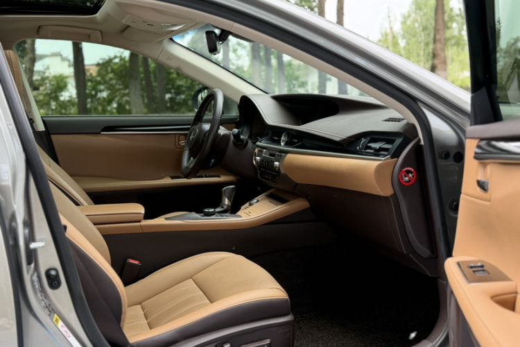 Used Lexus ES 2015 300h Comfort Edition Right Front Seat