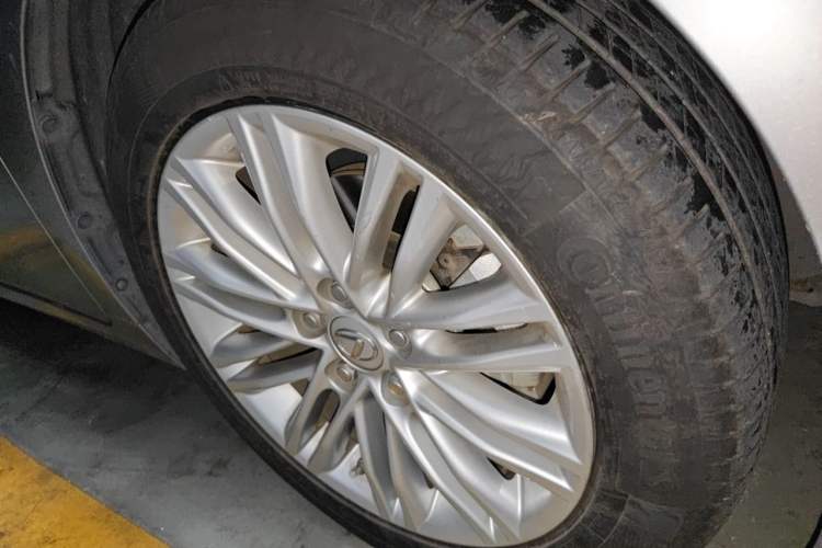 Used Lexus ES 2015 250 Elegant Edition Right Front Wheel Hub
