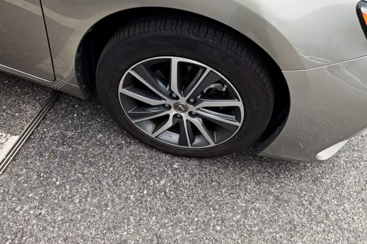 Used Lexus ES 2015 300h Comfort Edition Right Front Wheel Hub