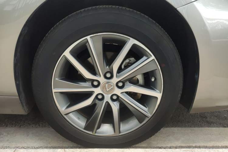 Used Lexus ES 2015 300h Comfort Edition Right Front Wheel Hub