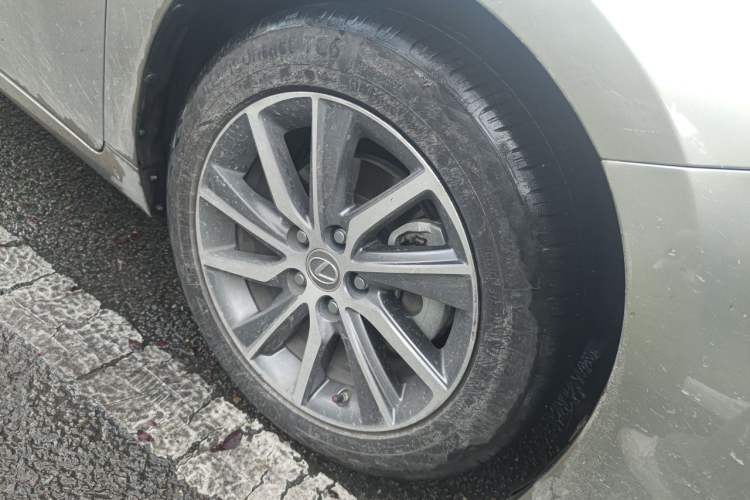 Used Lexus ES 2015 300h Comfort Edition Right Front Wheel Hub