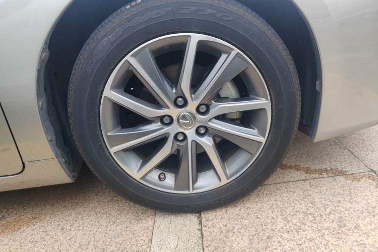Used Lexus ES 2015 300h Comfort Edition Right Front Wheel Hub
