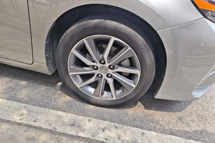 Used Lexus ES 2015 300h Comfort Edition Right Front Wheel Hub