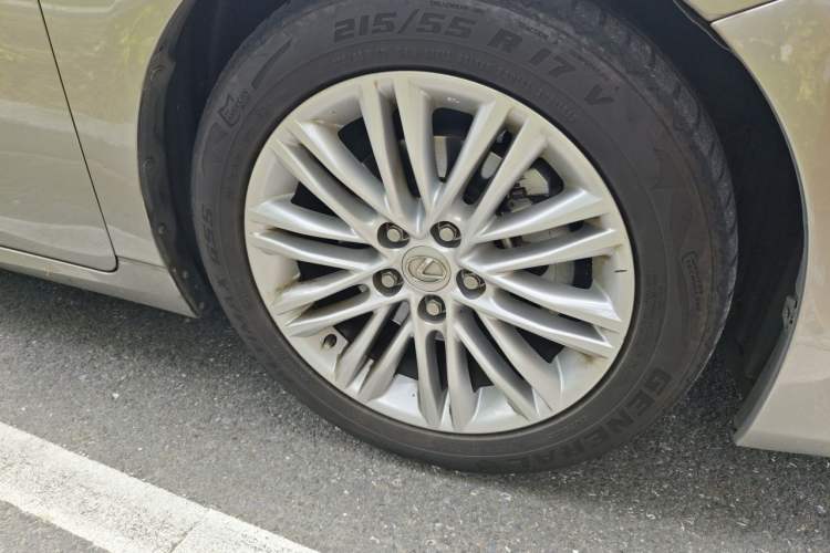 Used Lexus ES 2015 200 Elite Edition Right Front Wheel Hub