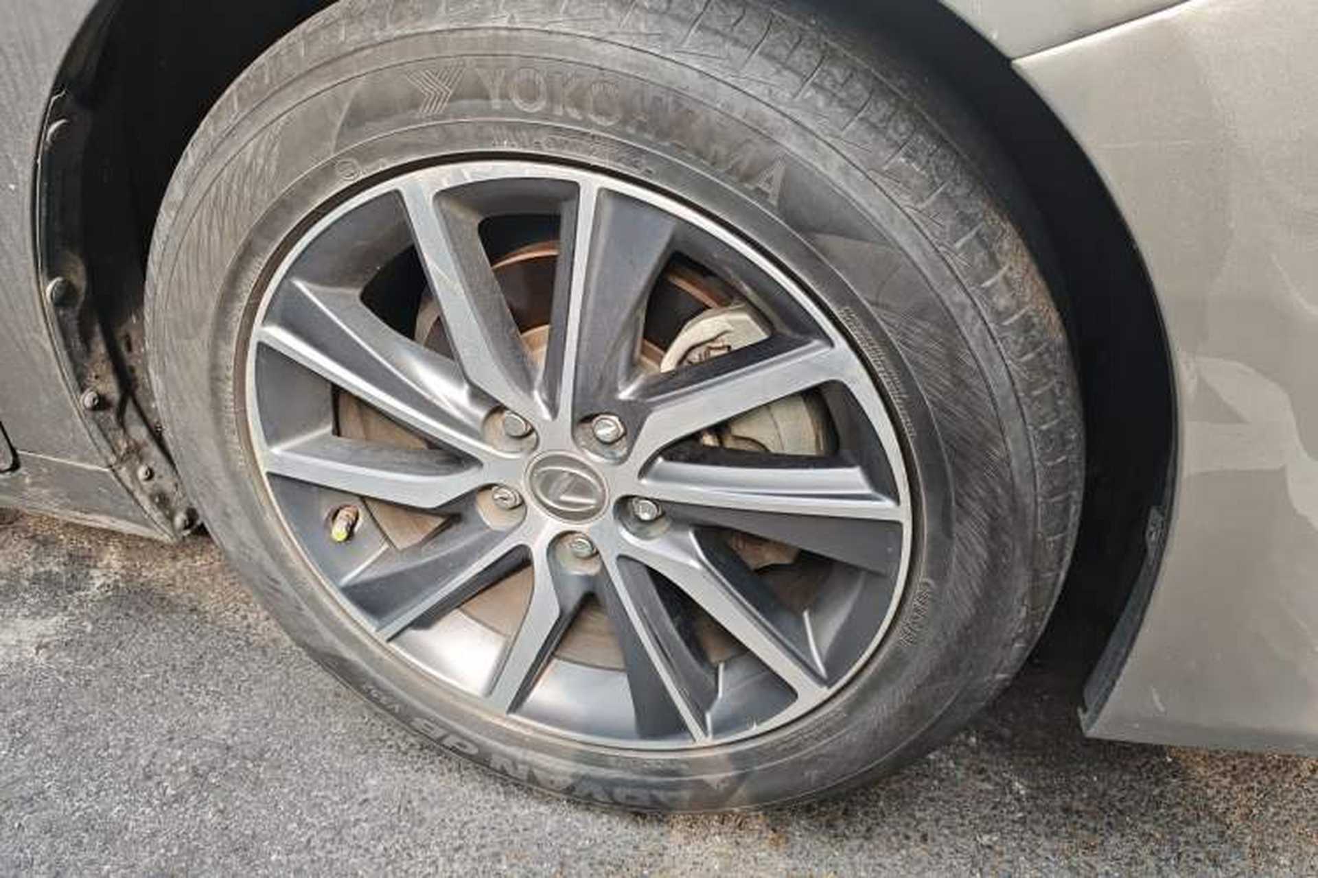 Used Lexus ES 2015 300h Comfort Edition Right Front Wheel Hub