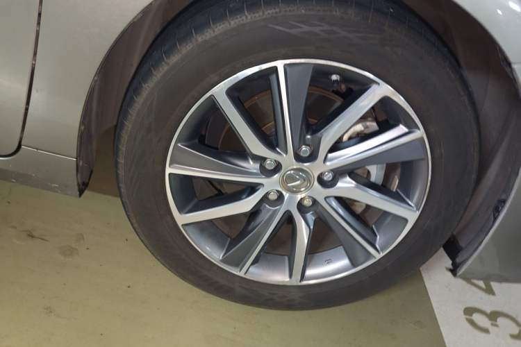 Used Lexus ES 2015 300h Comfort Edition Right Front Wheel Hub