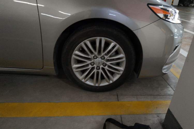 Used Lexus ES 2015 200 Elite Edition Right Front Wheel Hub