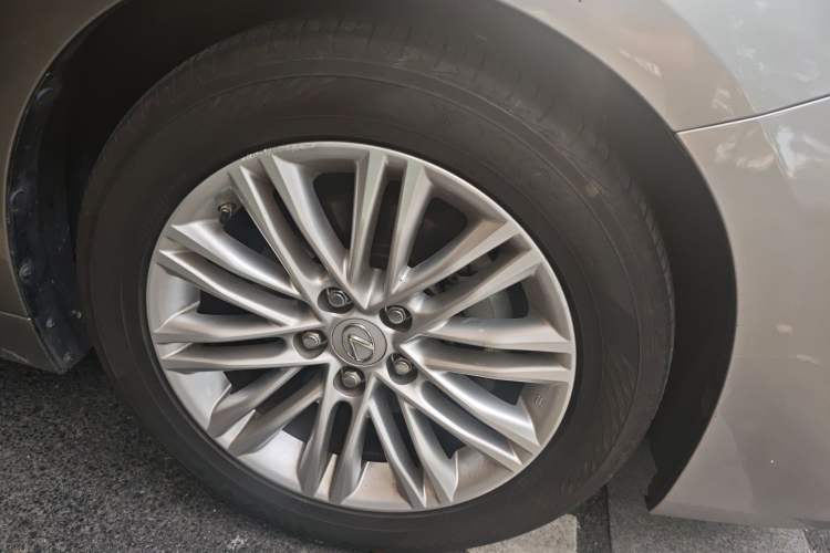 Used Lexus ES 2015 200 Elite Edition Right Front Wheel Hub