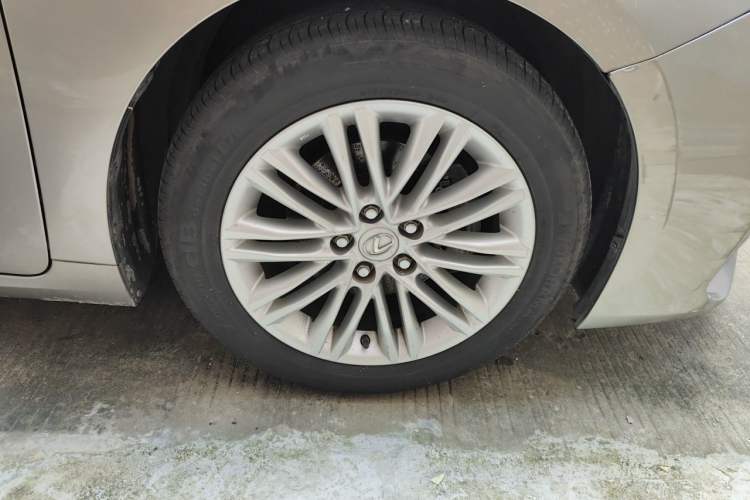 Used Lexus ES 2015 200 Elite Edition Right Front Wheel Hub