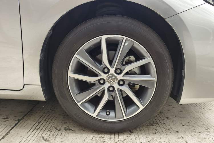 Used Lexus ES 2015 300h Comfort Edition Right Front Wheel Hub