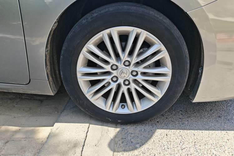 Used Lexus ES 2015 200 Elite Edition Right Front Wheel Hub