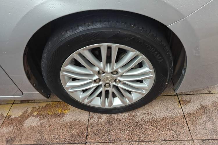 Used Lexus ES 2015 200 Elite Edition Right Front Wheel Hub