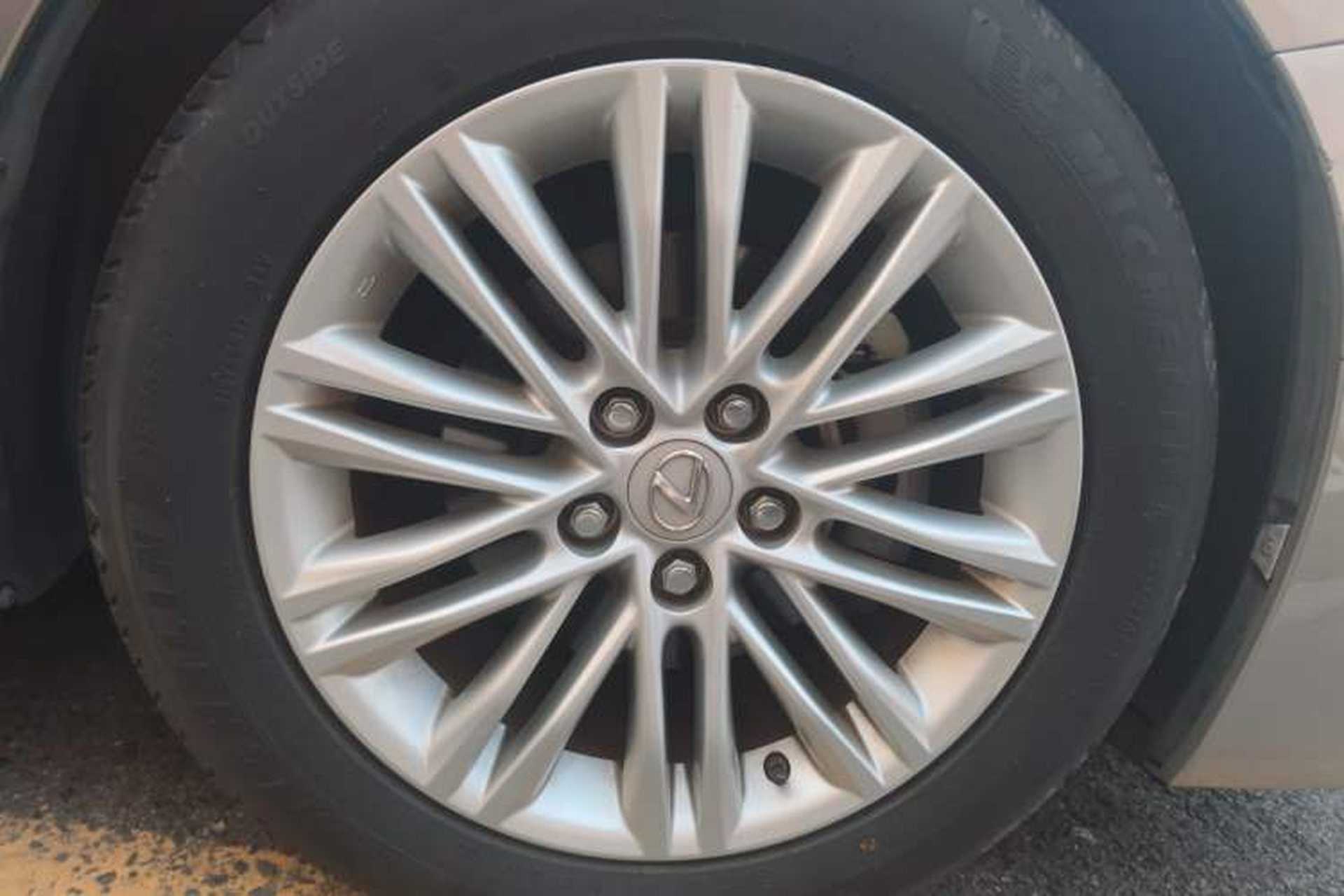 Used Lexus ES 2015 200 Comfort Edition Right Front Wheel Hub