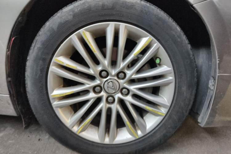 Used Lexus ES 2015 250 Elegant Edition Right Front Wheel Hub