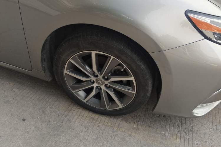 Used Lexus ES 2015 300h Comfort Edition Right Front Wheel Hub