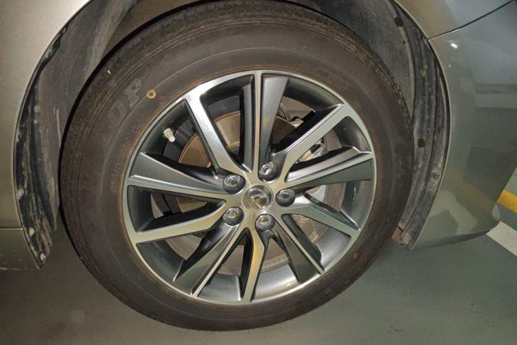 Used Lexus ES 2015 300h Comfort Edition Right Front Wheel Hub
