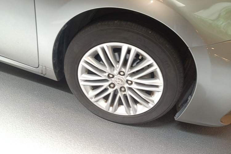 Used Lexus ES 2015 200 Comfort Edition Right Front Wheel Hub
