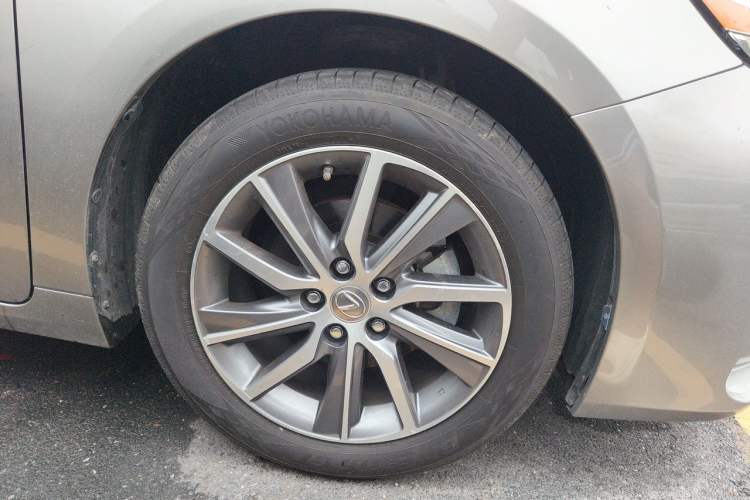 Used Lexus ES 2015 300h Premium Edition Right Front Wheel Hub