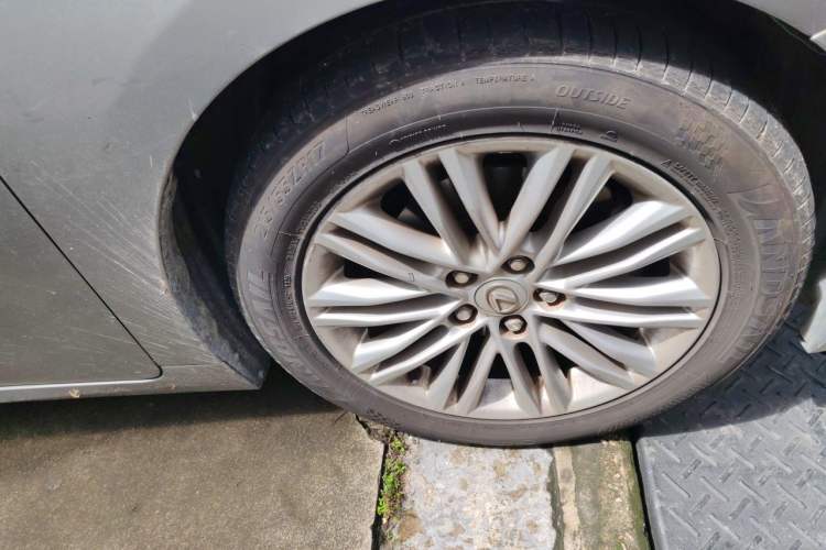 Used Lexus ES 2015 200 Elite Edition Right Front Wheel Hub