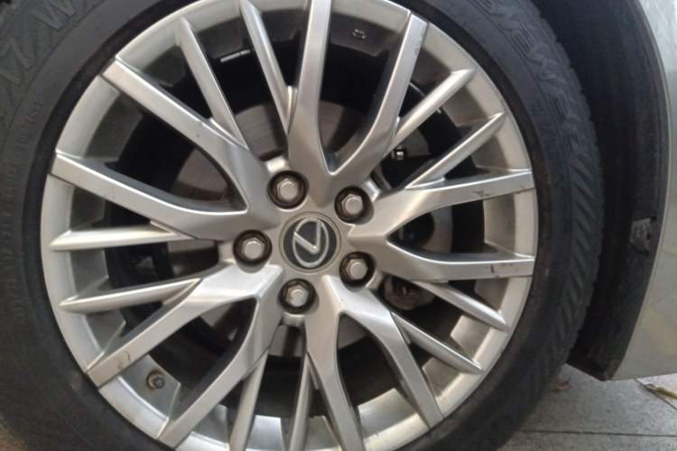 Used Lexus ES 2015 200 Elite Edition Right Front Wheel Hub