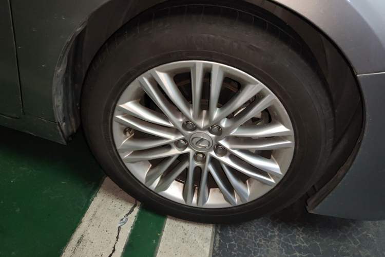 Used Lexus ES 2015 200 Comfort Edition Right Front Wheel Hub