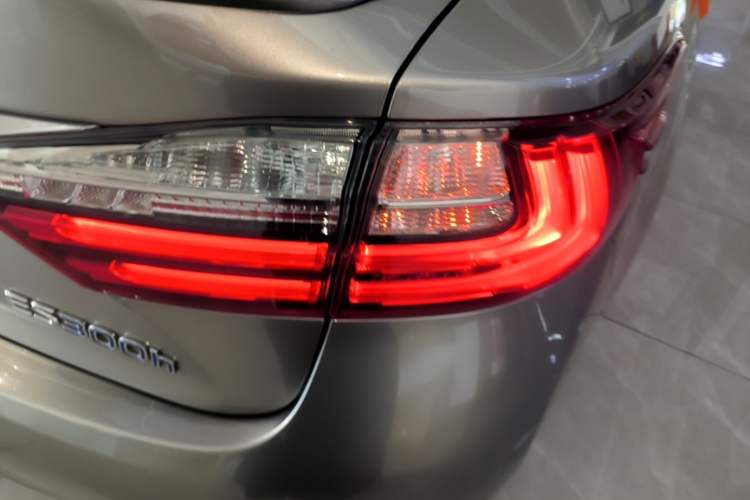 Used Lexus ES 2015 300h Comfort Edition Right Rear Taillight