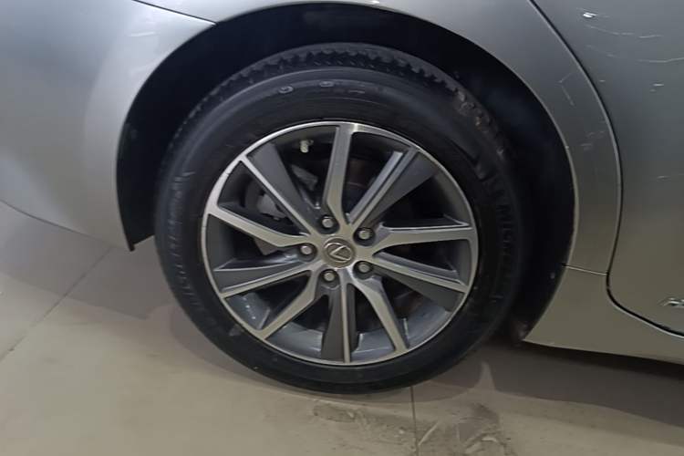Used Lexus ES 2015 300h Comfort Edition Right Rear Wheel Hub