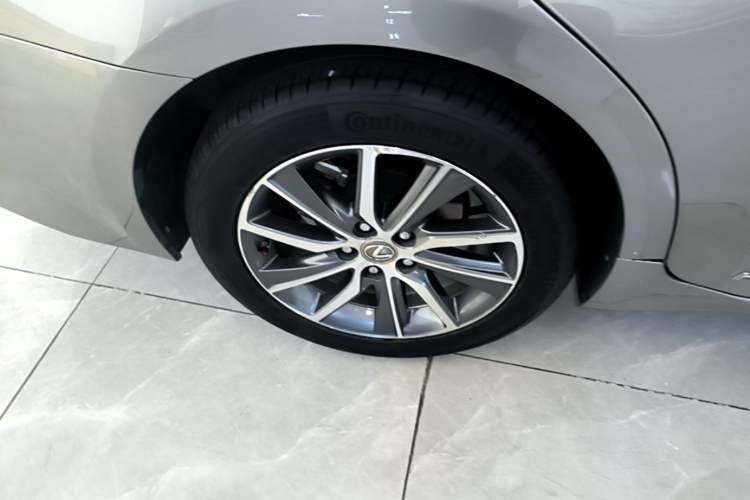 Used Lexus ES 2015 300h Comfort Edition Right Rear Wheel Hub