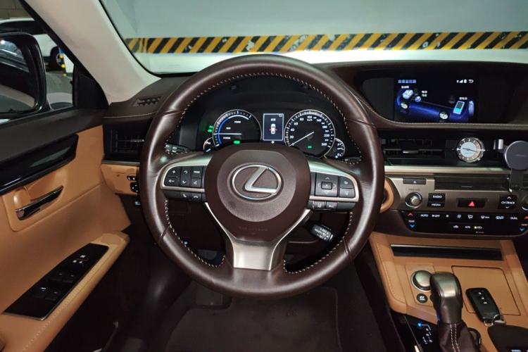Used Lexus ES 2015 300h Comfort Edition Steering Wheel