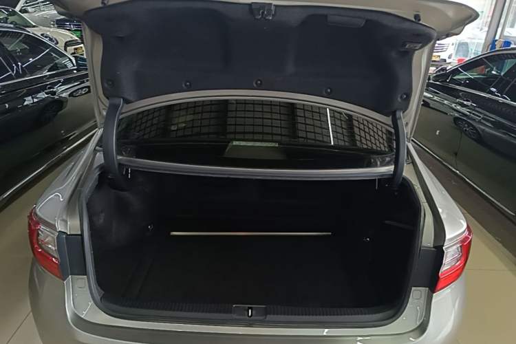 Used Lexus ES 2015 300h Comfort Edition Trunk