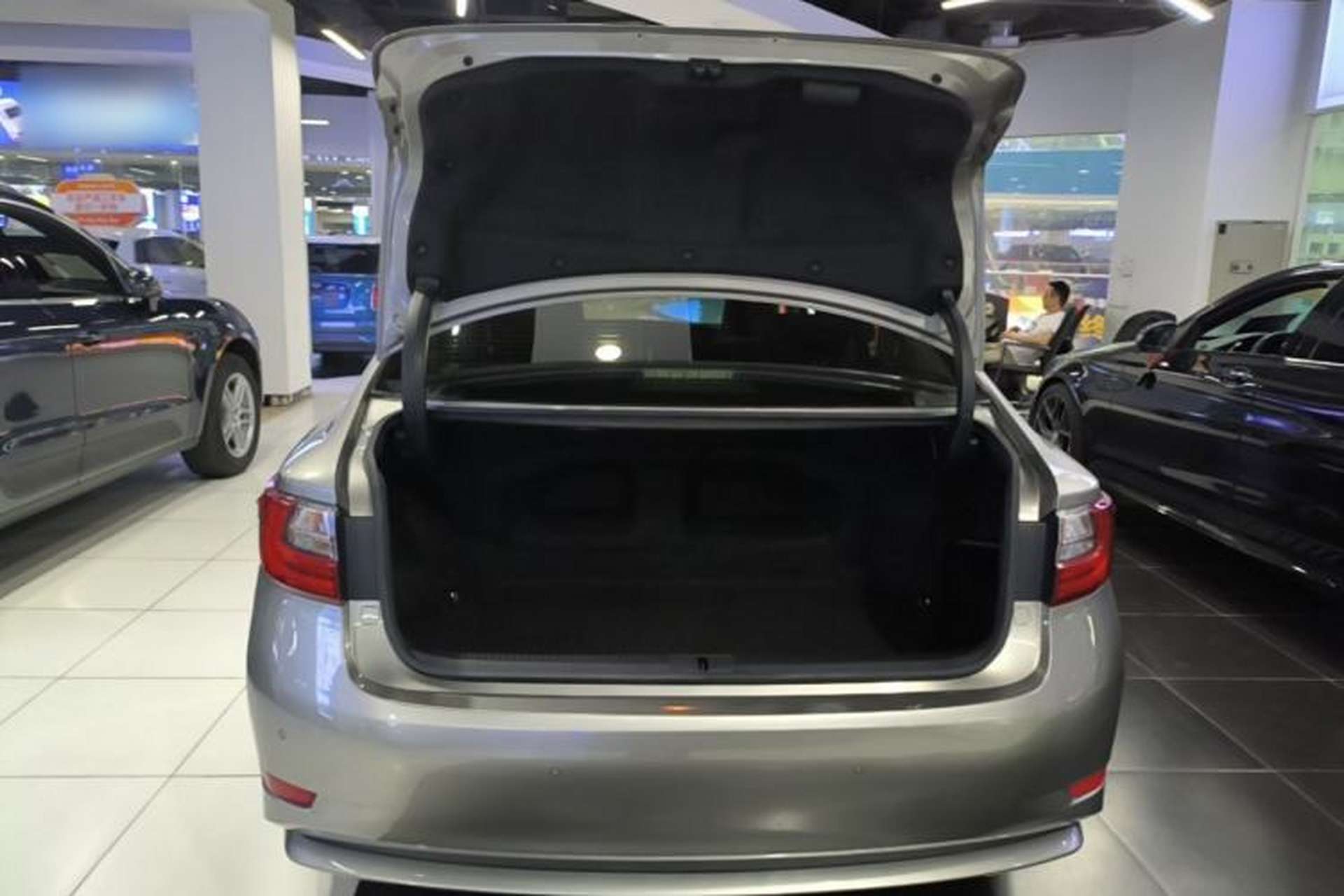 Used Lexus ES 2015 300h Comfort Edition Trunk