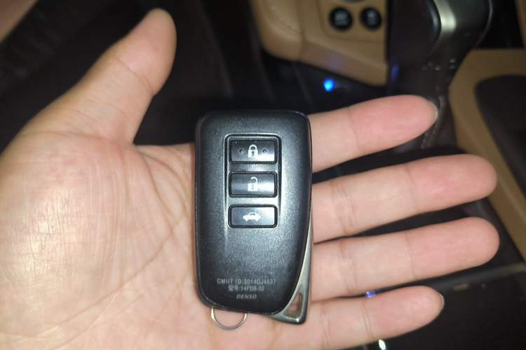 Used Lexus ES 2015 300h Comfort Edition Vehicle Key