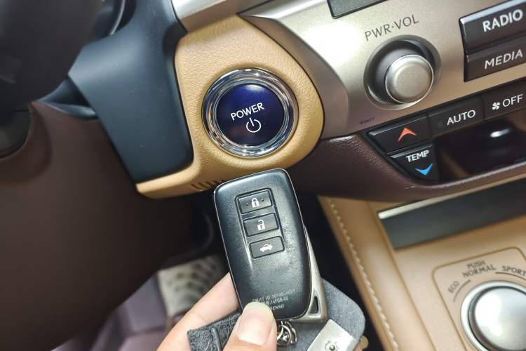 Used Lexus ES 2015 300h Comfort Edition Vehicle Key