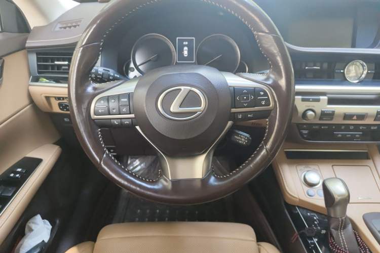 Used Lexus ES 2015 300h Comfort Edition Steering Wheel