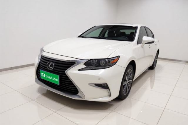Ojetý Lexus ES 2015 300h Comfort Edition