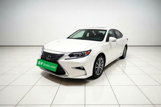 Ojetý Lexus ES 2015 300h Luxury Edition