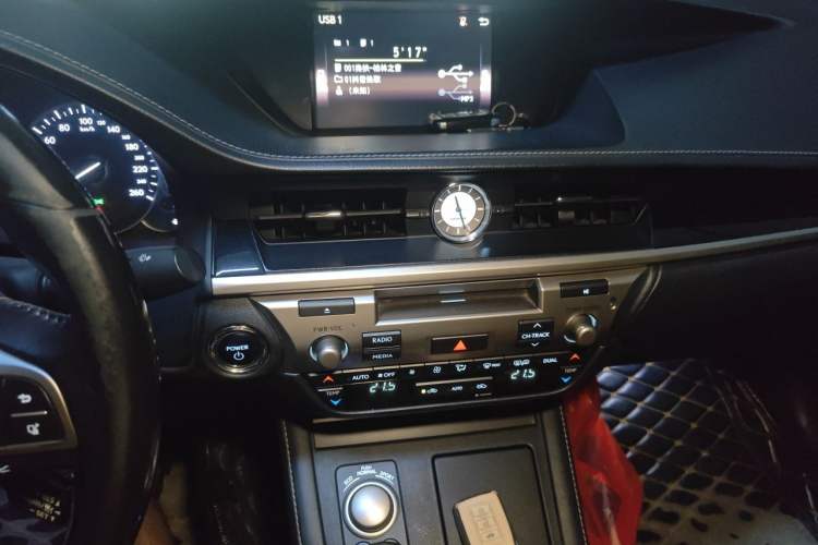 Used Lexus ES 2015 300h Comfort Edition Audio And AC Panel